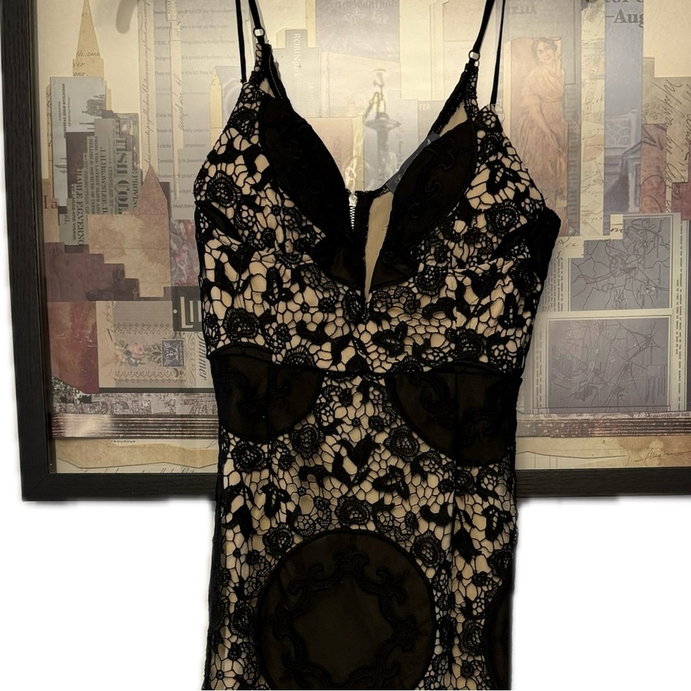 Intrigue Coutures Elegant Black and Cream Lace Slip Dress - Picture 2 of 6